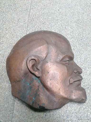 Медный барельеф В. И. ЛЕНИНА