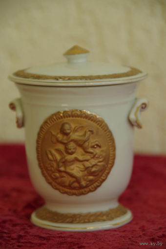 Шкатулка фарфоровая (  высота 10 см , диаметр 8,5 см )  целая