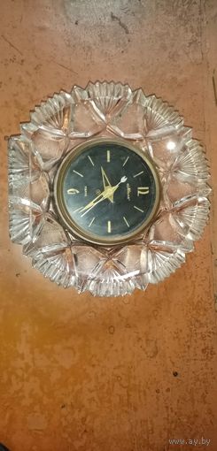 Часы маяк в хрустале. Как есть. Можно на стену, можно на стол.
