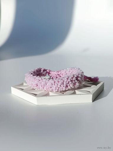 Широкий вязаный браслет из бисера