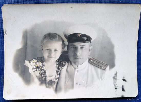 Фото полковника с девочкой. 1952 г. 9х12 см.
