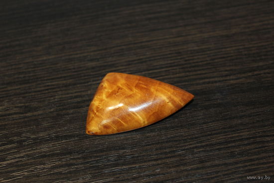 Брошь деревянная, лакированная, длина 5,3 см.