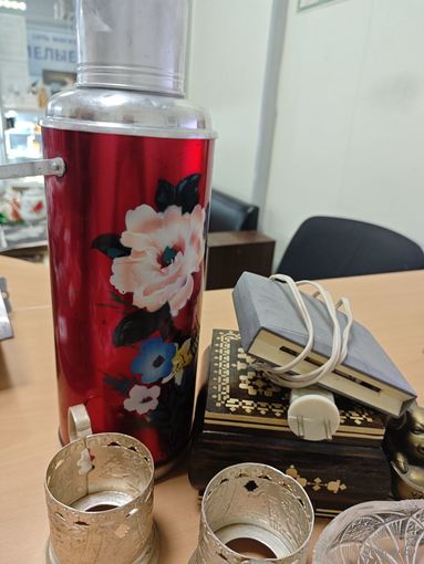 Лот, вещи из СССР.8 предметов. Термос, шкатулка, фигурка, 2 подстаканника, 2 тарелки, ионизатор.