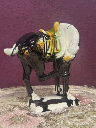 Статуэтка,китайский глазурованный фарфор 1950-х годов,Черный конь, кусающий копыто, клеймо Азиатская майолика