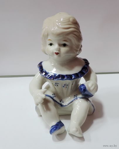 Статуэтка фарфоровая "Ребёнок" 70-80-е годы Европа. Высота 10.5 см.