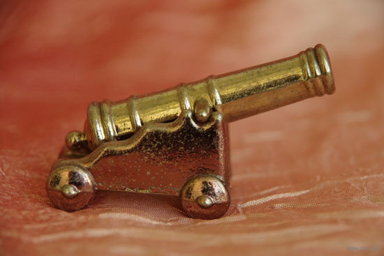 Пушка  ( миниатюра )  ( высота 4 см . длинна 6,5 см )