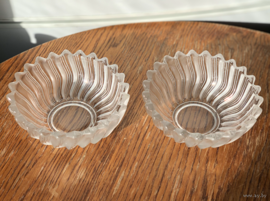 Ваза для мелочей конфетница Чехословакия матовое стекло 14см