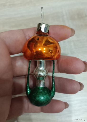 Елочные игрушки, стекло,  лампа.