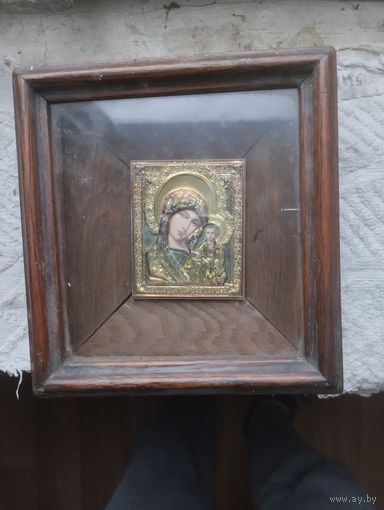 Икона Божией матери в киоте.