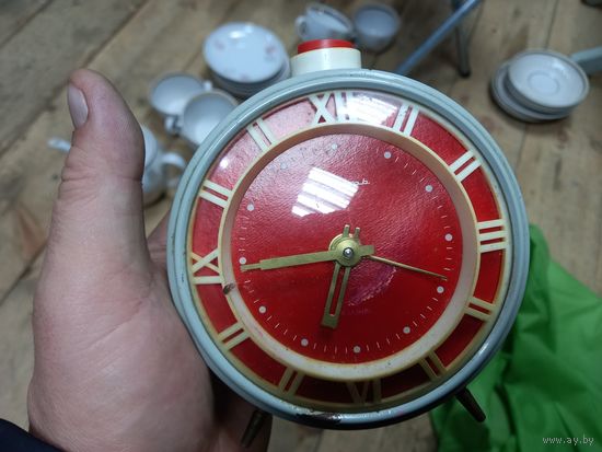 Будильник красный, как знамя Янтарь 4 камня Орловский часовой завод СССР