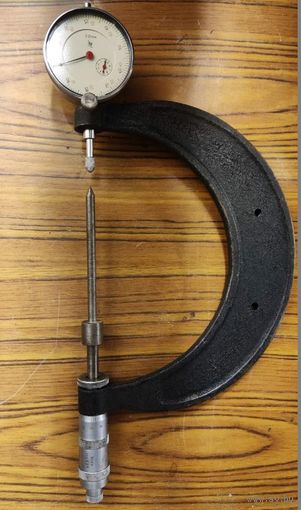 Микрометр на измерительной скобе с часовым индикатором. СССР.