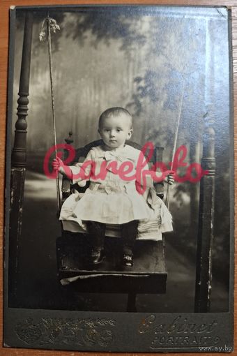 1910-е Кабинет-портрет ребенок на качелях состояние люкс студийное фото типажи ретро анонимный фотограф