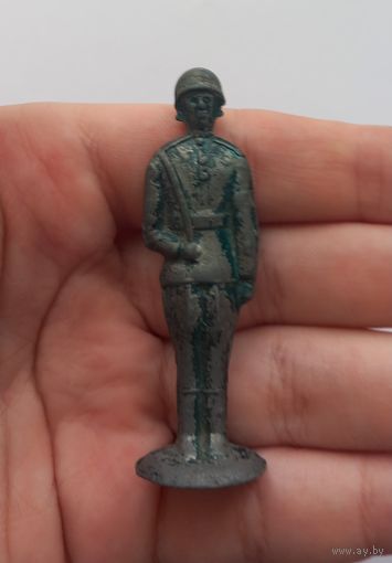 Солдат оловянный ссср с каской немецкого оброзца