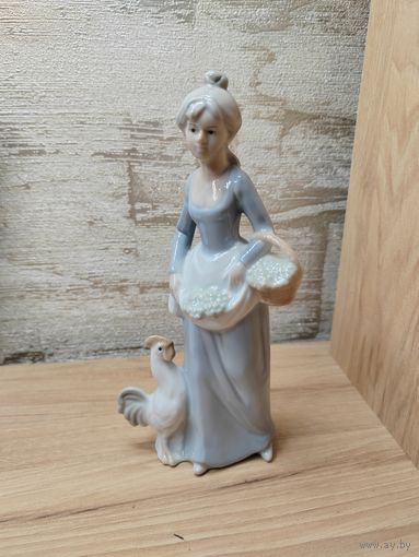 Статуэтка девушка с корзиной.