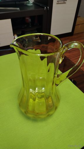 Графин из СССР. Светло-зелёное стекло.