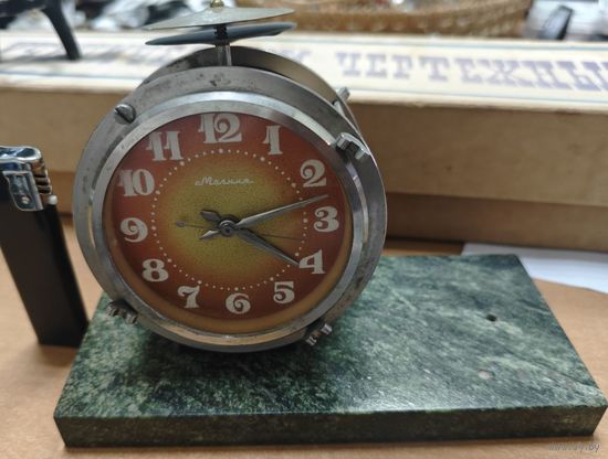 Часы винтажные настольные Барабан, металл, дерево, камень, Челябинский часовой завод Молния, СССР, 1950-1970 гг.