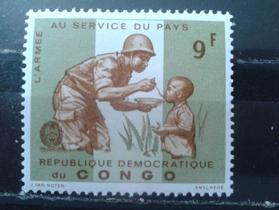 Конго (Киншаса) 1965 Солдат кормит ребенка**