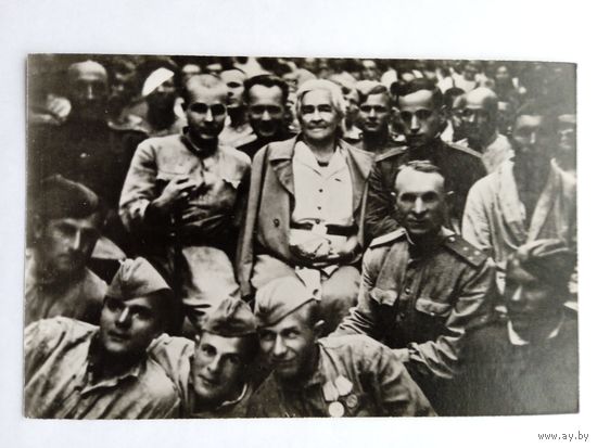 Книппер-Чехова, народная артистка СССР, у раненых бойцов. 1942г.