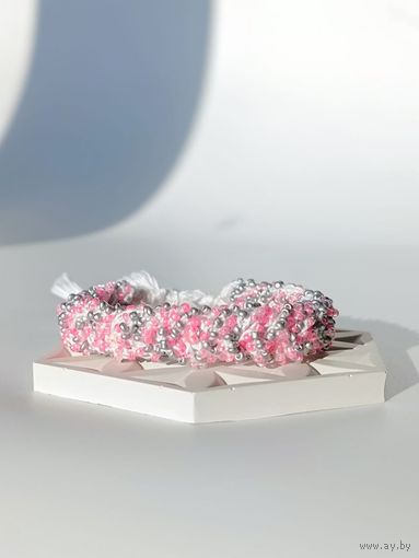 Широкий вязаный браслет из бисера