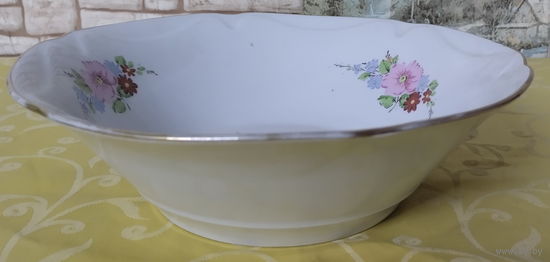 Винтажная фарфоровая сервировочная миска с цветочным узором и позолотой эпохи СССР