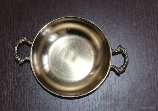 Маленькая, винтажная, металлическая чаша с ручками.