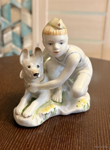 Статуэтка фарфоровая Пограничник с собакой . ЛФЗ . В/с