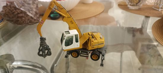 Модель экскаватора-перегрузчика с рубля! NZG