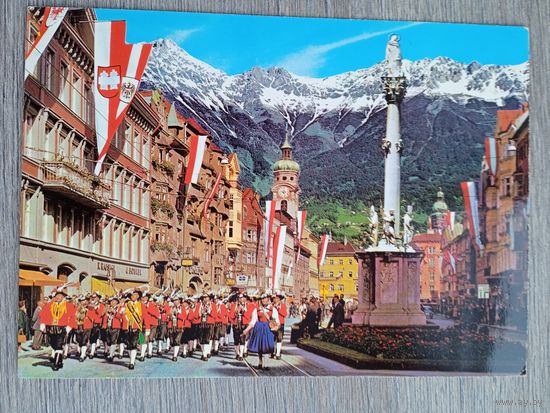 Этнография. Инсбрук, Австрия. Улица Марии-Терезы с музыкантами из Вильтена