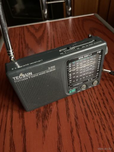 Полностью рабочий  портативный радиоприёмник -одна из первых моделей .Утеряна батарейная крышка.