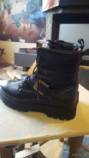 100 % VERSACE  ITALIA кожзам