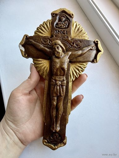 Крест с распятием Иисуса Христа настенный гипсовый