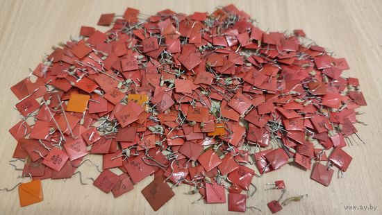 Конденсатор керамический одним лотом.(137 грамм)