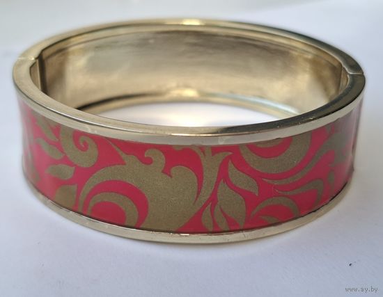 Боаслет с растительным орнаментом на розовом фоне