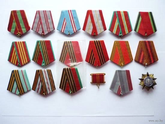 Колодки в сборе с лентами и промзвеньями к медалям. Разные. Идеального состояния. Все оригинальное! 17 колодок и 1 знак.