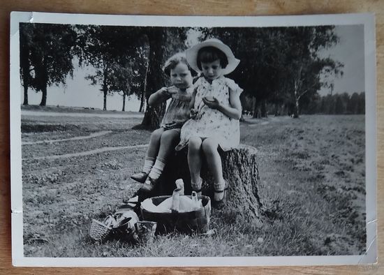 Неговорова В. На прогулке. 1957 г. Чистая.