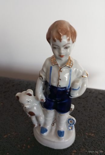 Статуэтка. Мальчик с медведем. Диколенко.