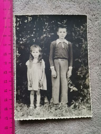 Старое фото. Девочка и мальчик