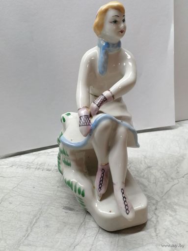 Фарфоровая статуэтка Фигуристка. Есть дефекты.