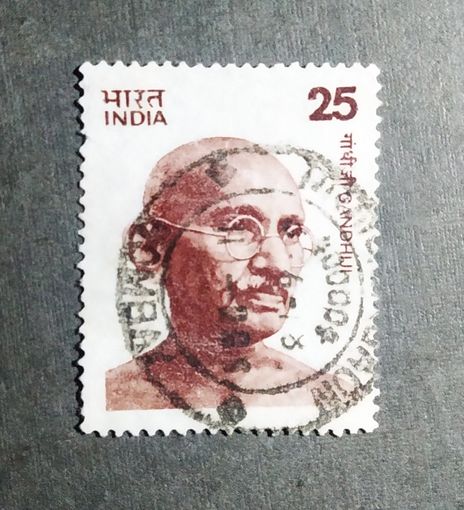 Марка Индия 1976 год Ганди