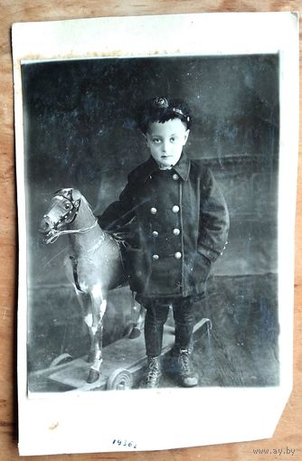 Фото мальчика с игрушечной лошадкой. 1936 г. 8х10.5 см.