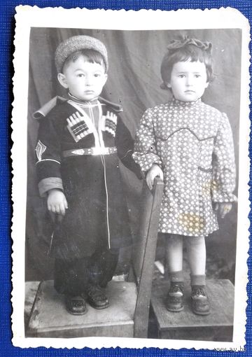 Фото мальчика и девочки. 1950 г. 8х11 см.