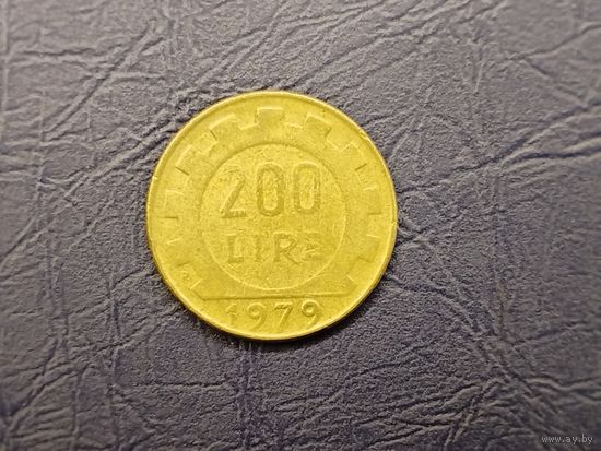 200 лир Италия.