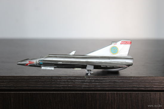 Пластиковая модель самолета с пилотом  "Saab J - 35", 52.