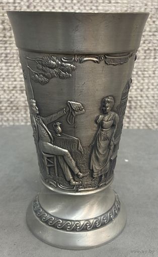 Оловянный бокал, декорированный изображением трактирной загородной сценки. Freiling-zinn, рельеф, Германия, 1975 год. Высота 13.5 см.