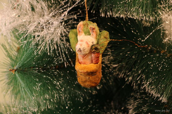 Ёлочная игрушка папье-маше, "Зайчик в конверте".