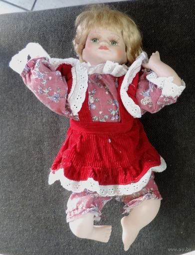 Кукла фарфоровая 80-е годы Европа. Длина 33 см.