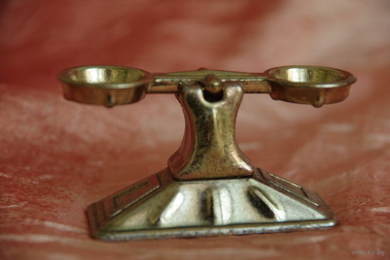 Весы ( миниатюра )  ( высота 4 см , длинна 6,5 см )