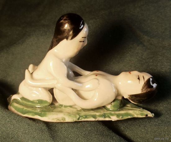 Старинная, винтажная китайская керамическая статуэтка ручной работы с пикантным сюжетом из Камасутры, XIX век.Вид2.