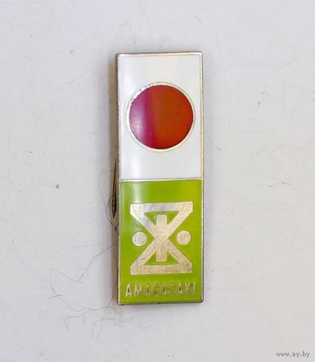 Япония. Значок из города Амагасаки с изображением флага страны и городского герба