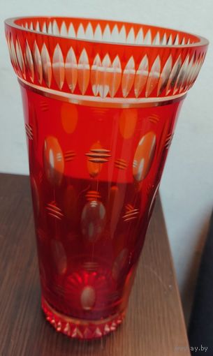 Винтажная ваза из рубинового стекла . размеры высота 240мм ширина 130 мм
